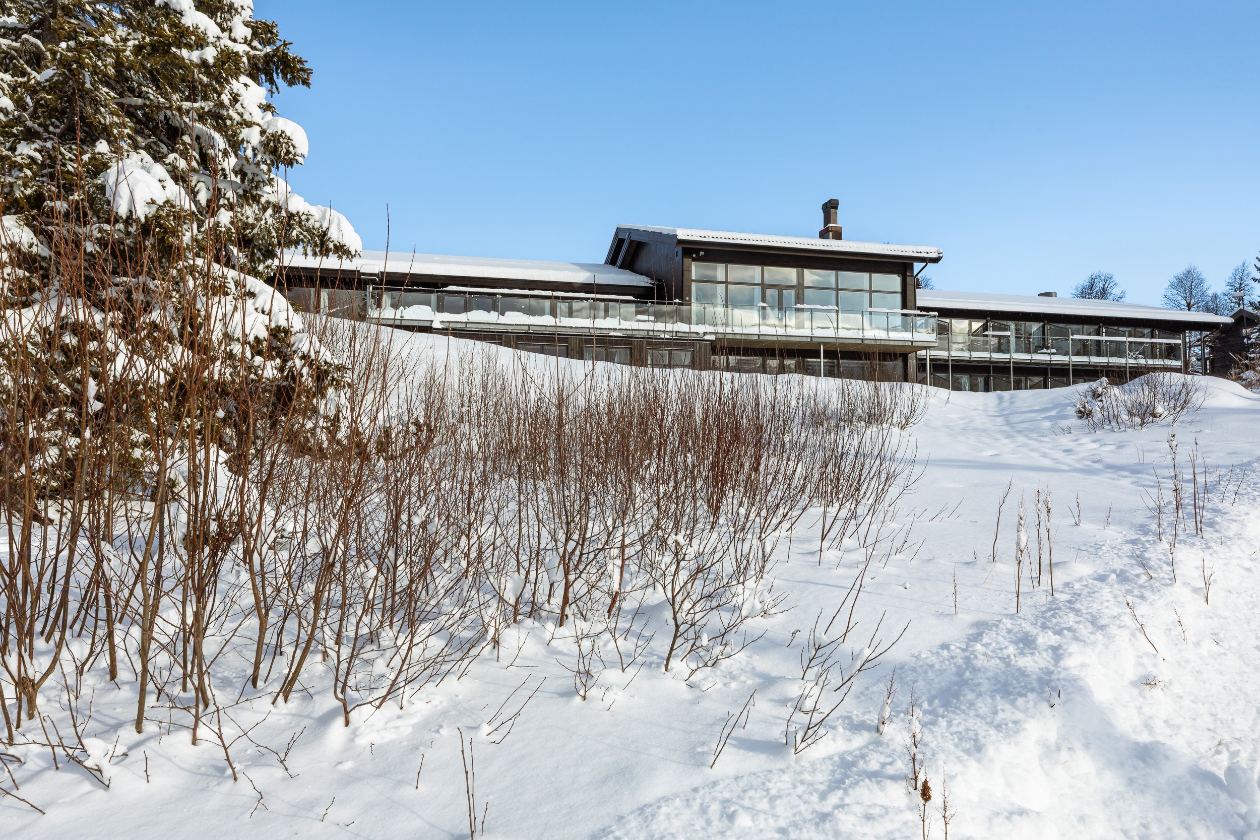 Kvitåvatn Fjellstue: Serenity, Snow, & the Soul of Gausta